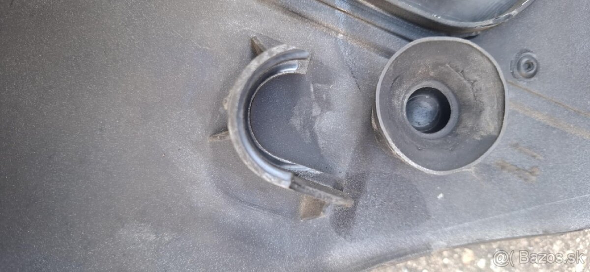 Kryt motora Audi 2.5 TDI V6 - 4