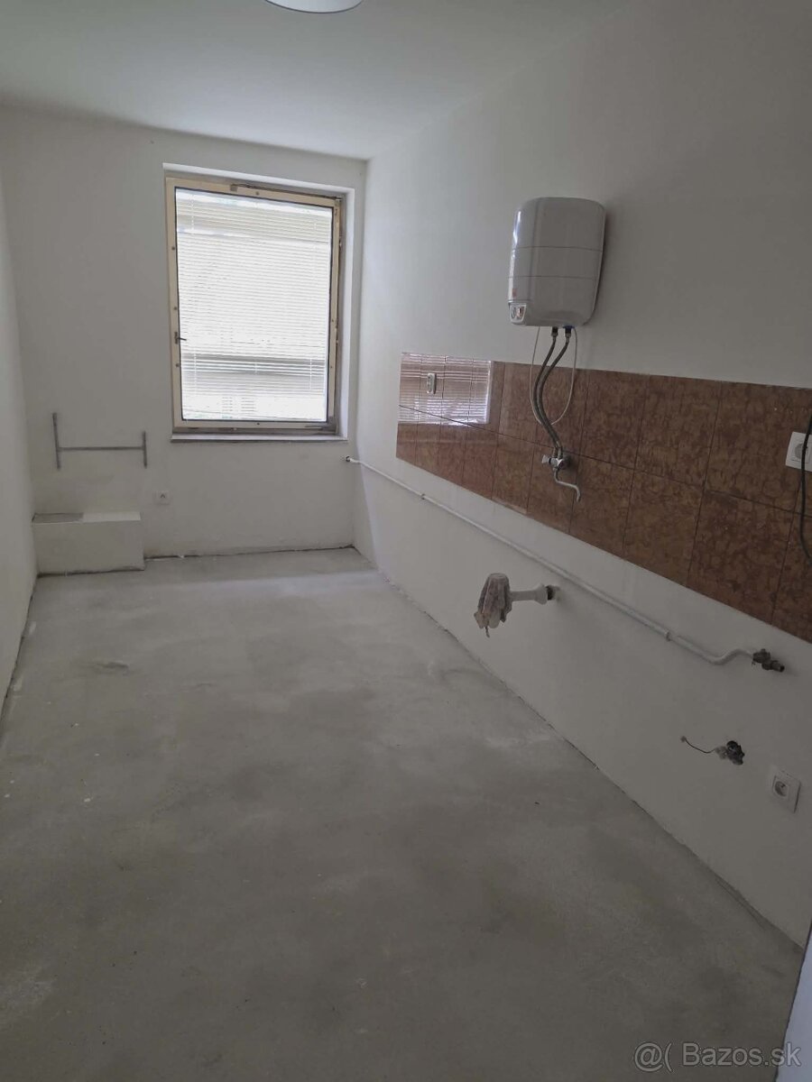 Ponúkame na predaj rod.dom v Kolárove - 4