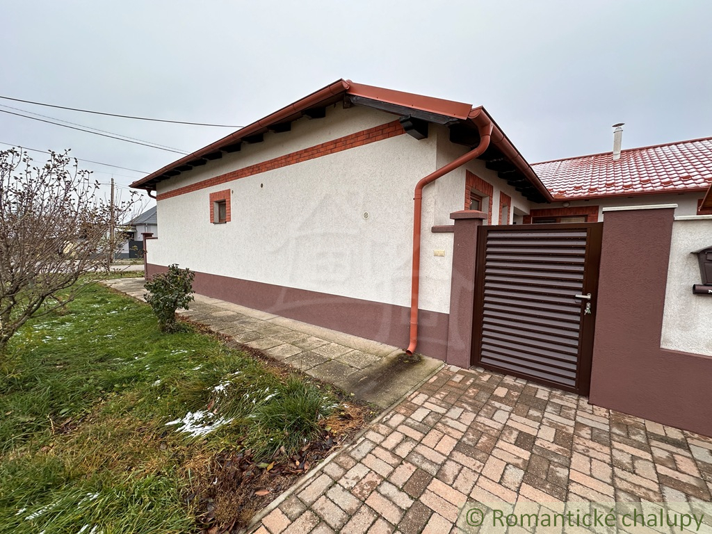 Priestranný rodinný dom v Kolárove – ideálne bývanie aj in - 4