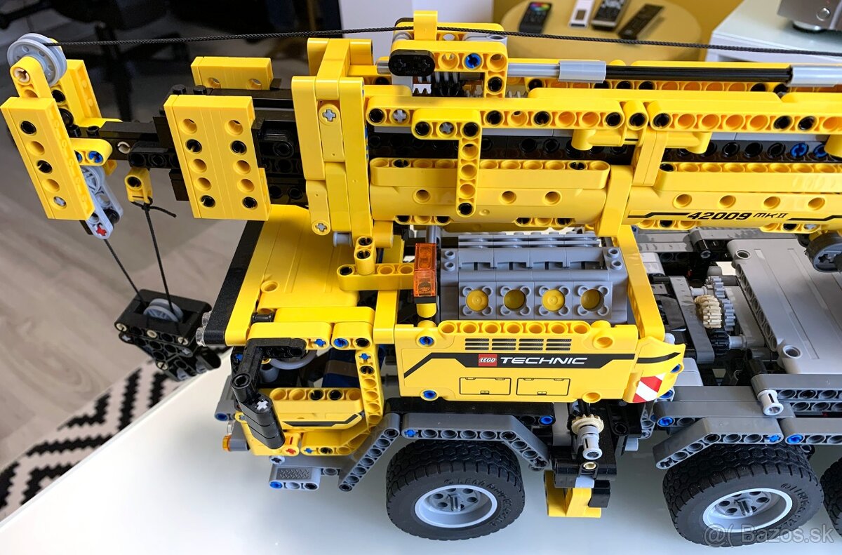 LEGO 42009 Mobile Crane Mk II (2013) - 4