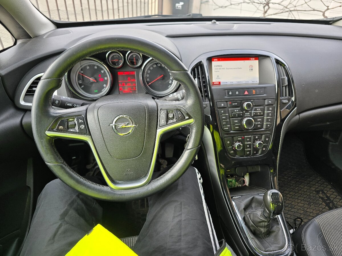 Opel Astra J Sports Tourer - 4