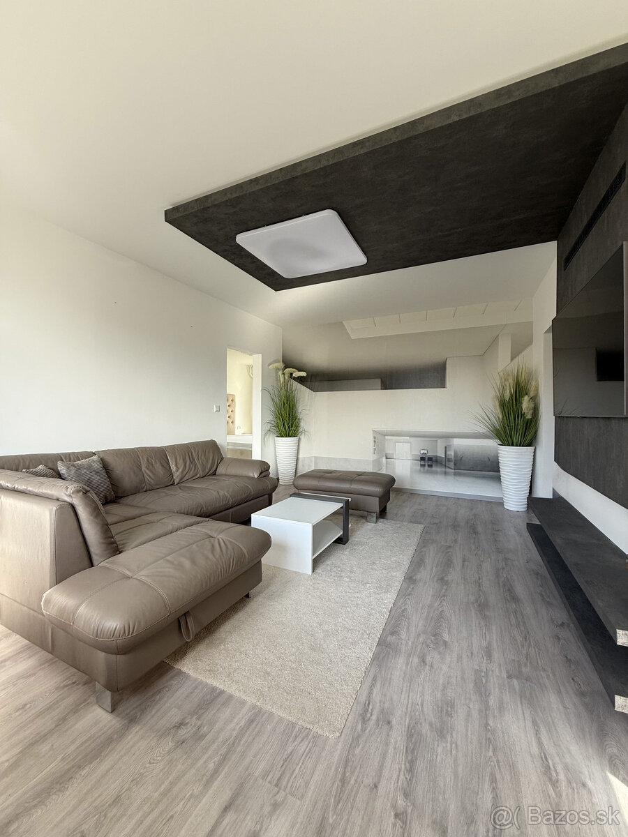 Moderný, priestranný, kompletne zariadený 2,5 izbový byt, He - 4