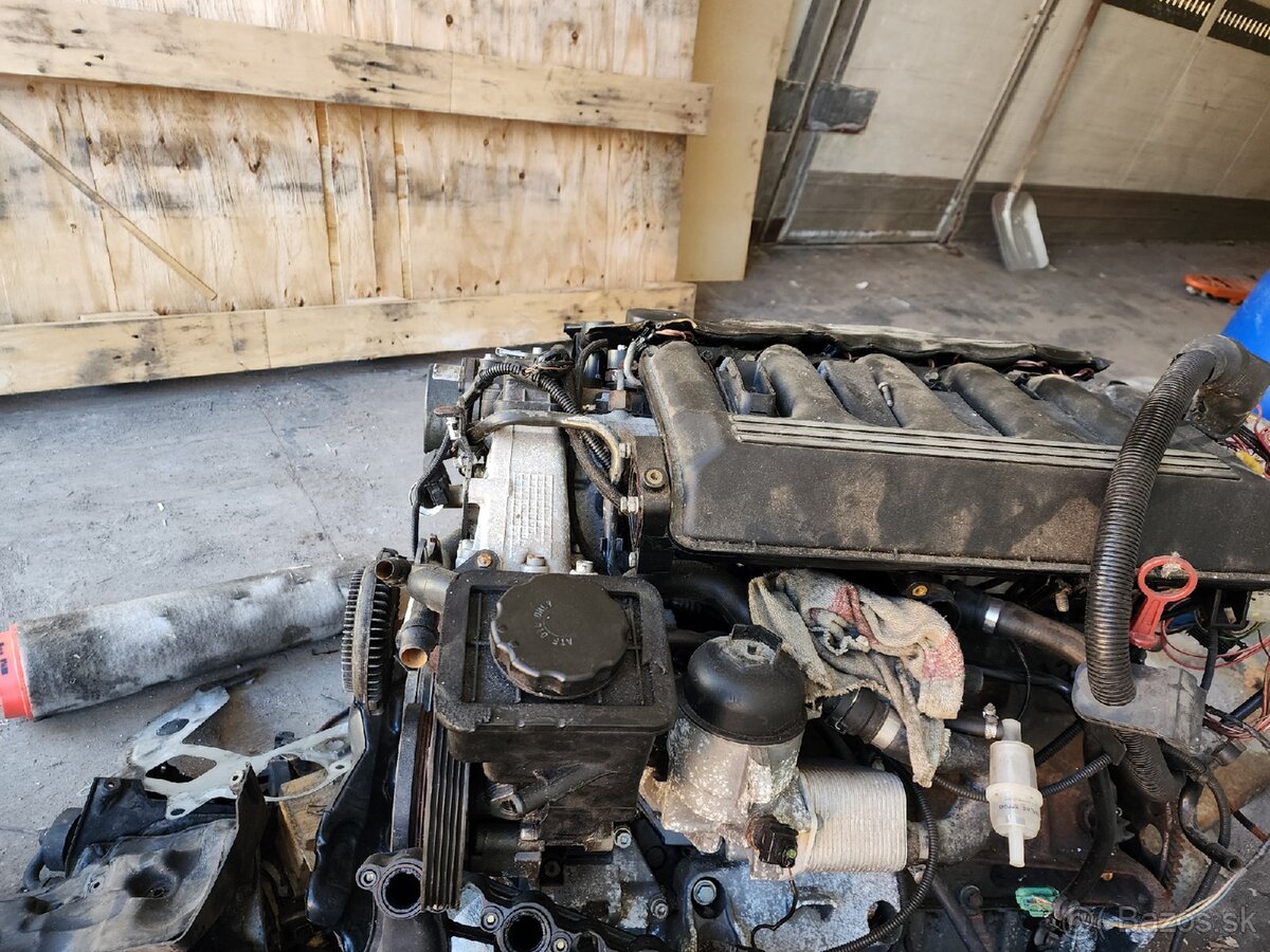 Rozpredám motor BMW 142kw - 4