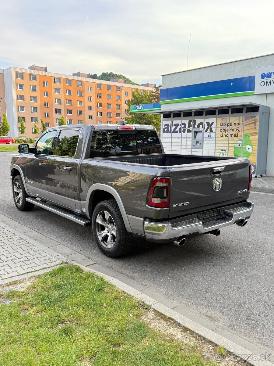 Dodge RAM 1500 Laramie—5.7 V8 HEMI—2020–KŮŽE—95.000km