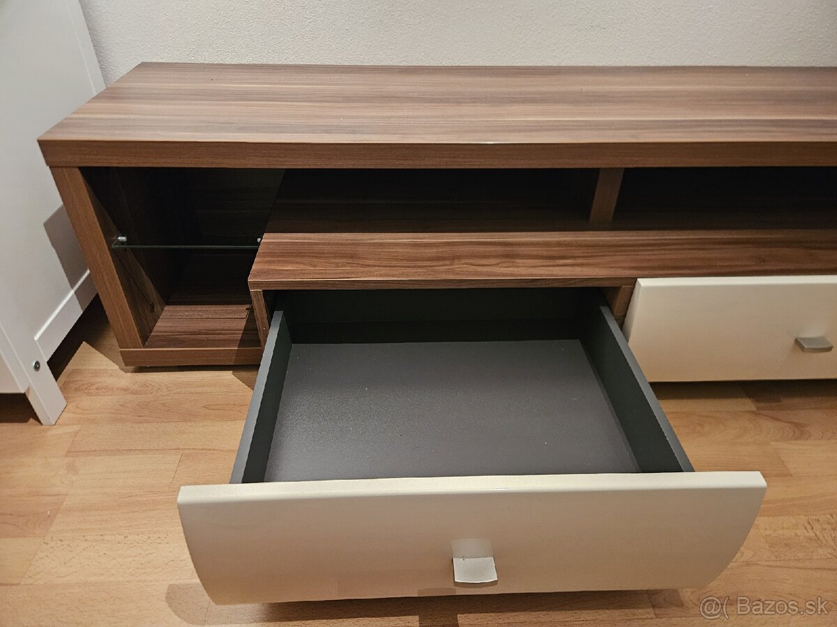 Skrinka pod TV - 4