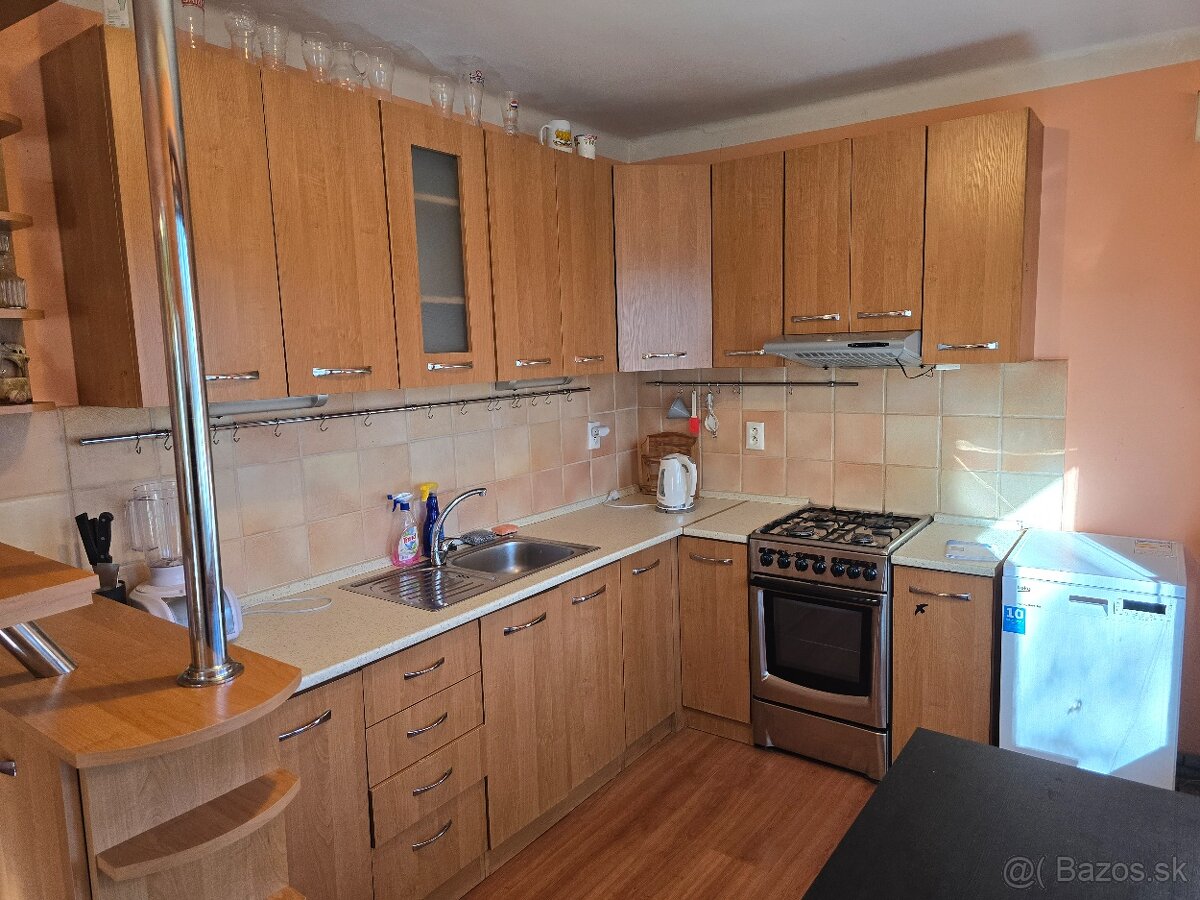 Prenajmem 2 izbový byt v KN - 4