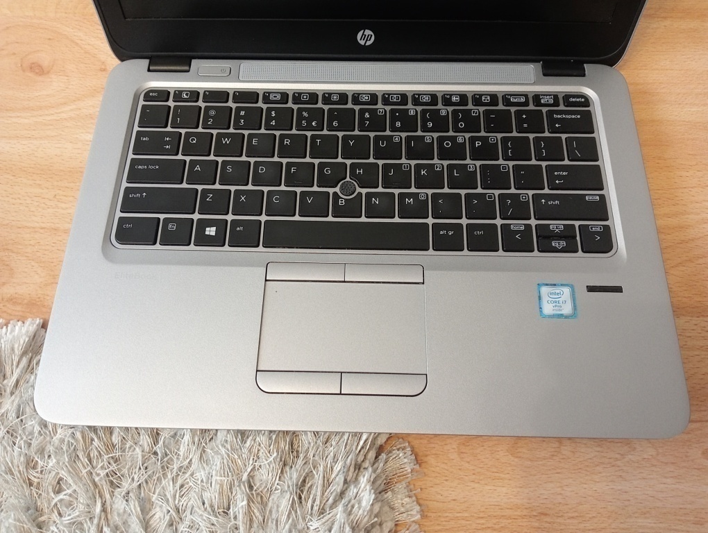 predám 12" HP elitebook 820 g3/8gb ram/ ssd/ Intel core i7 - 4