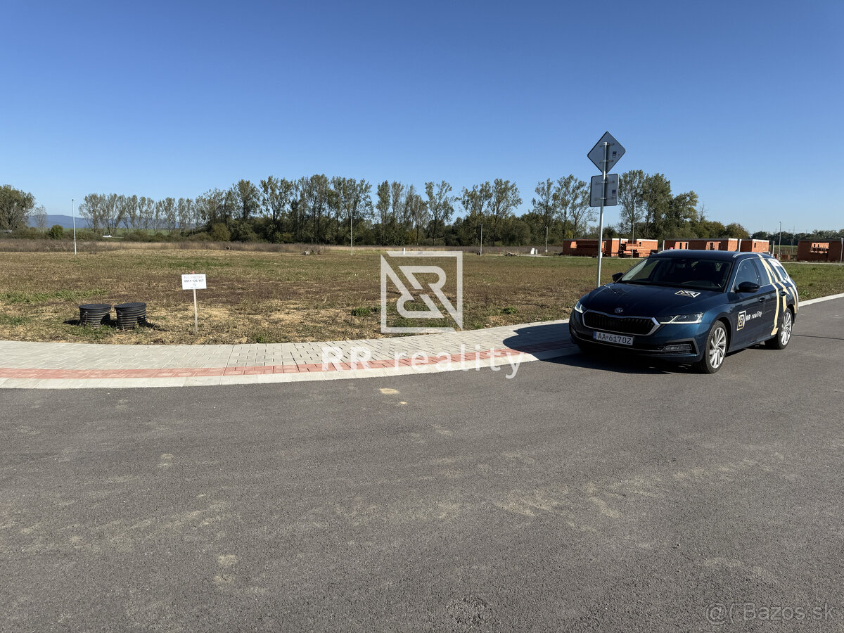 REZERVOVANÉ - Stavebný pozemok 672m2, všetky IS, asfaltová c - 4