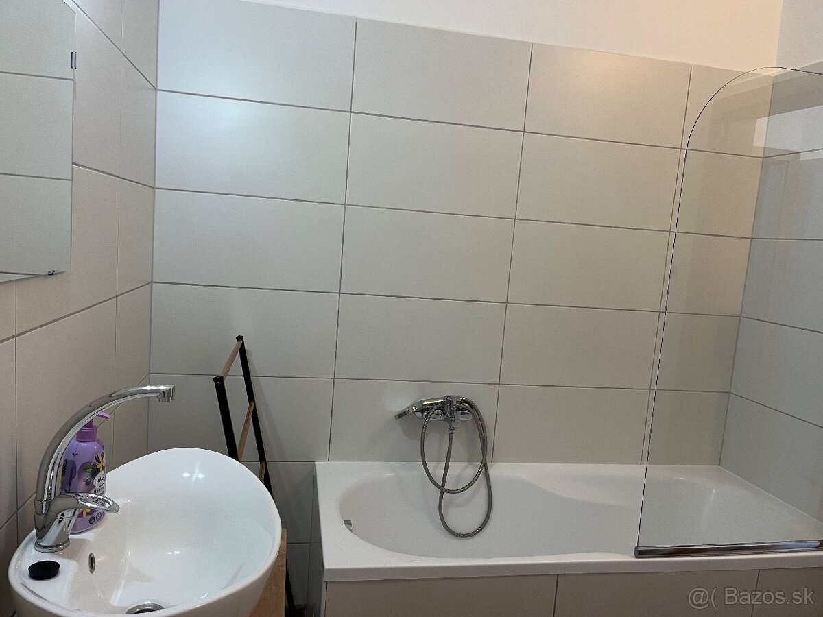 2- izbovy byt v Komarne centrum, na prenajom - 4