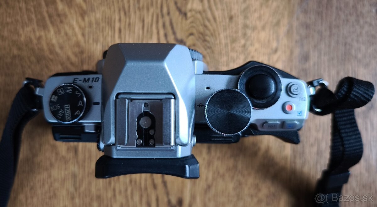 PREDÁM OLYMPUS OM-D E-M10 - 4