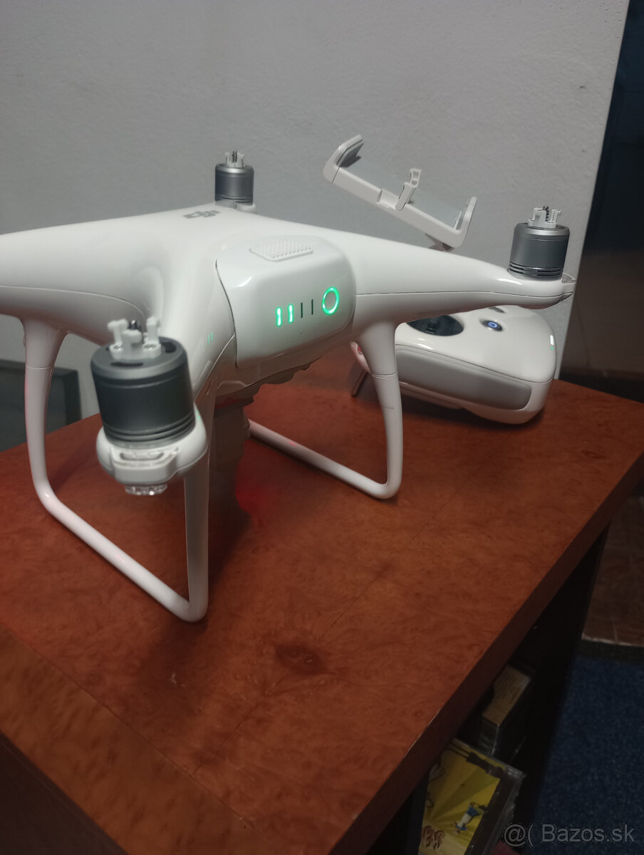 Dron DJI Phantom 4 - - 4
