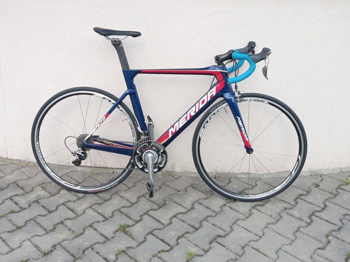 Predám aerokarbonový cestný bicykel MERIDA REACTO - 4