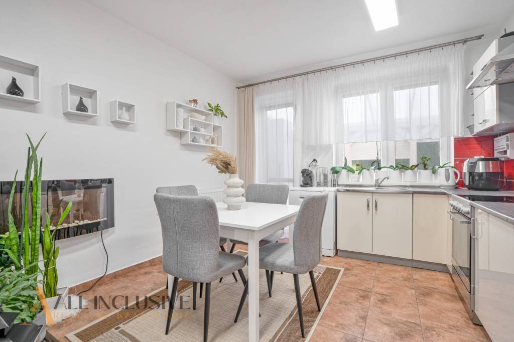 ALL INCLUSIVE | NA PRENÁJOM 2 IZB BYT SO SÚKR. POZEMKOM,VEĽK - 4