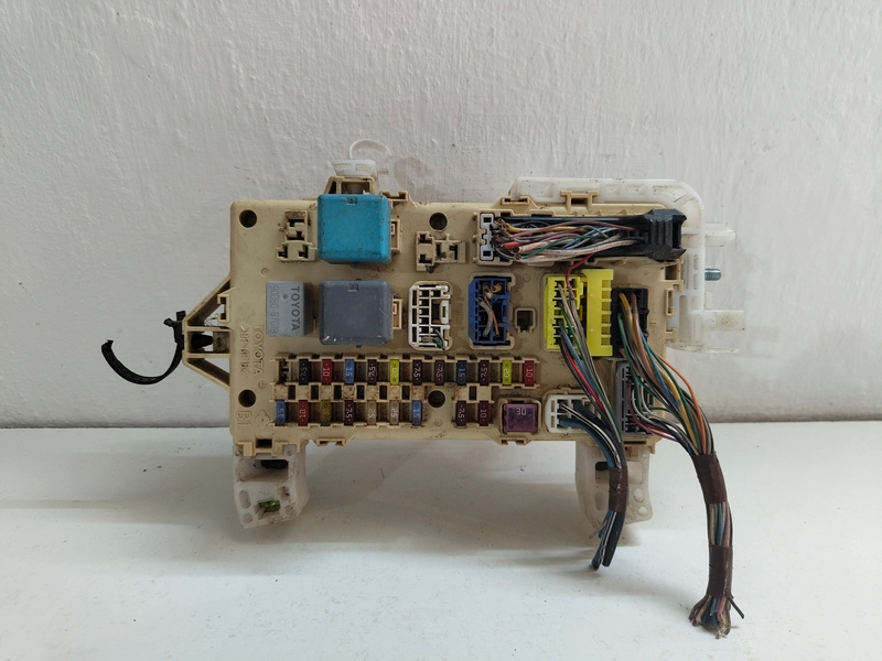 Poistková skrinka Toyota Corolla Verso 89221-0F010 40€ - 4