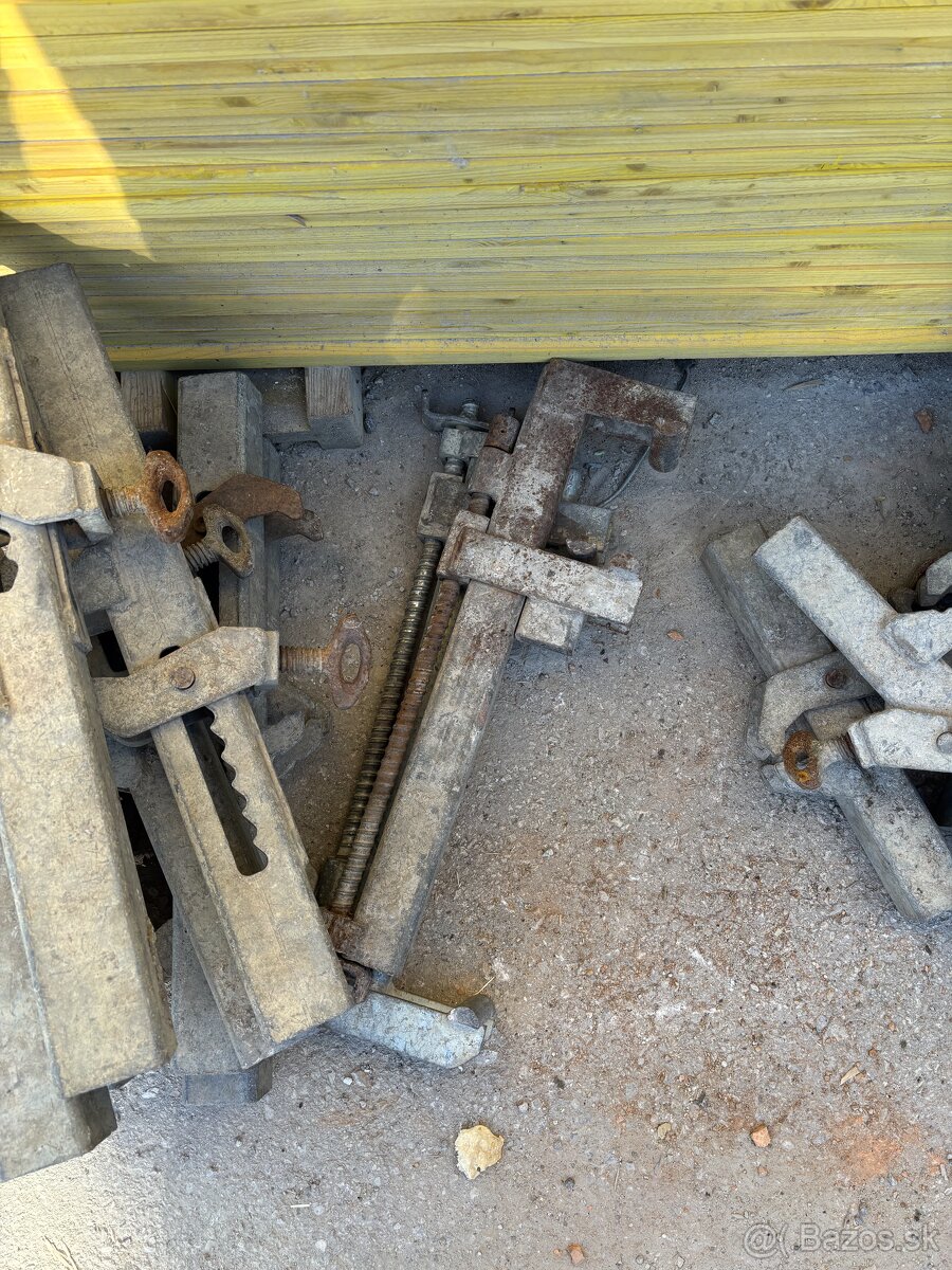 Predám samopaly na stenové debnenia cena 10€/ks - 4