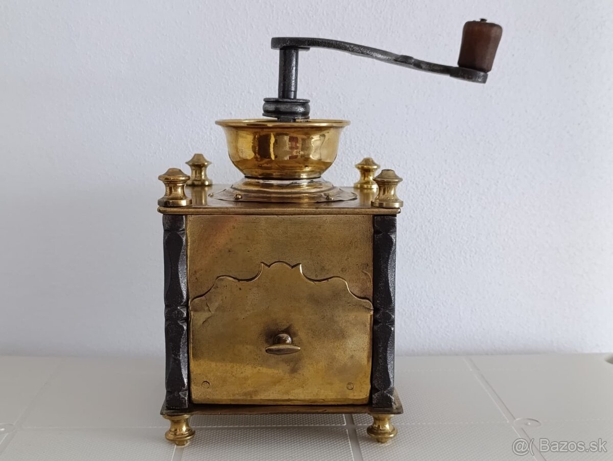 Krásný starožitný mlyncek na kavu, ručně kované sloupky. - 4