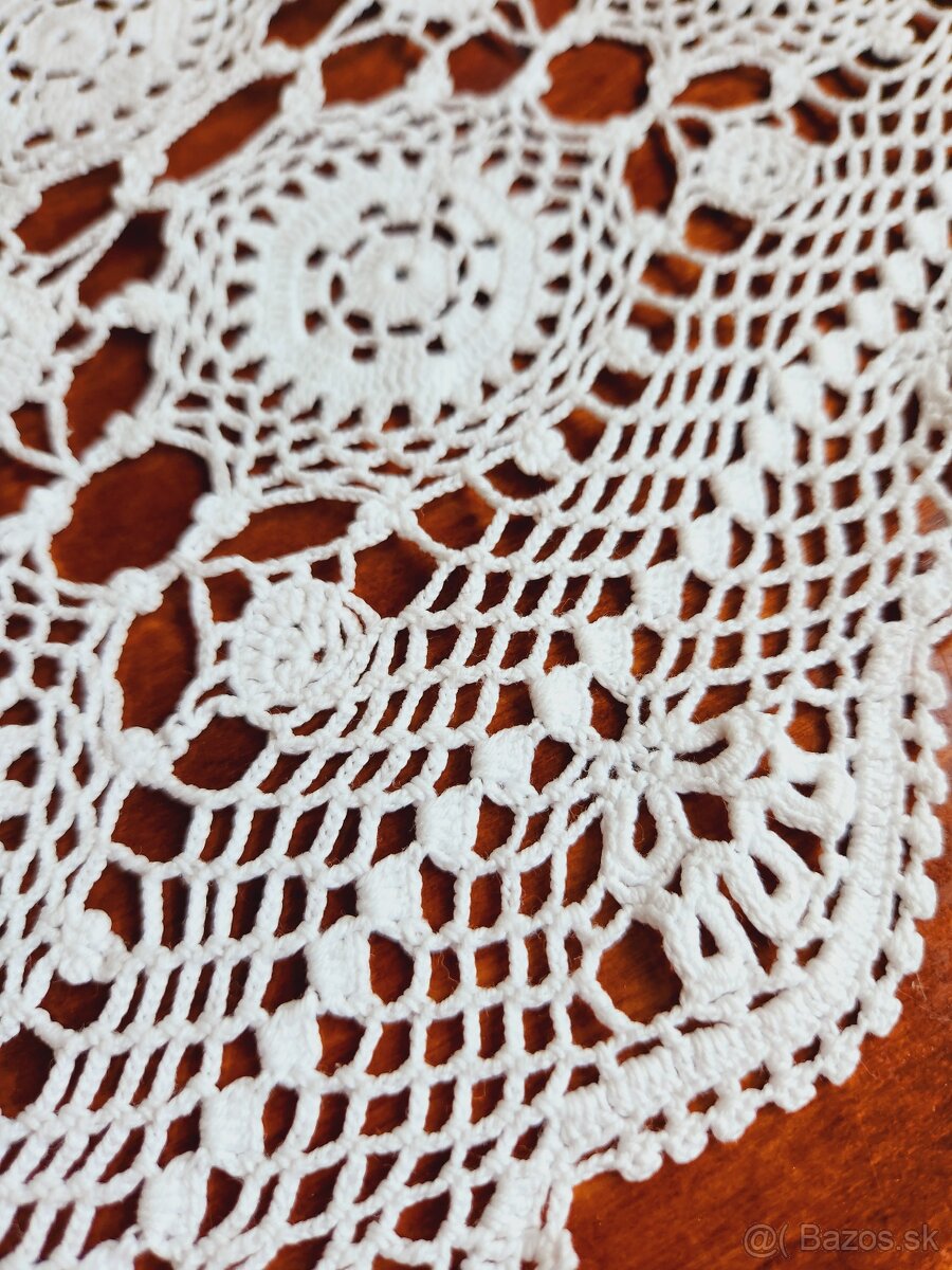 Krásna biela háčkovaná štóla s kolieskami 30x88 - 4