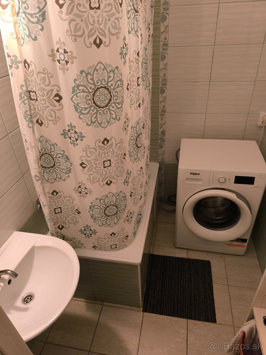 menšia izba v 3-izb. byte Gessayova - 4