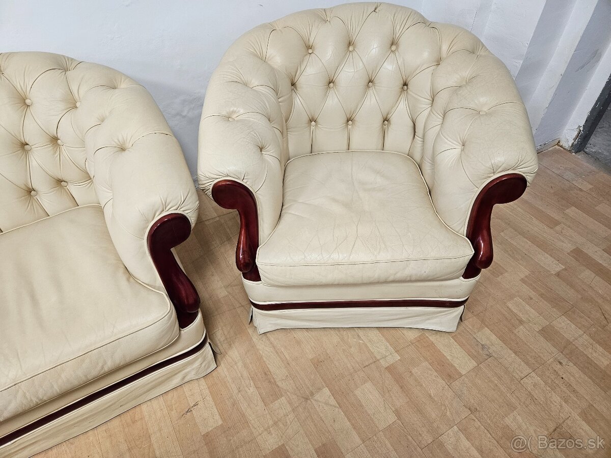 CHESTERFIELD ŠTÝL,MÁSLOVEJ FARBY 2+1+1,KOMB.S DREVOM - 4