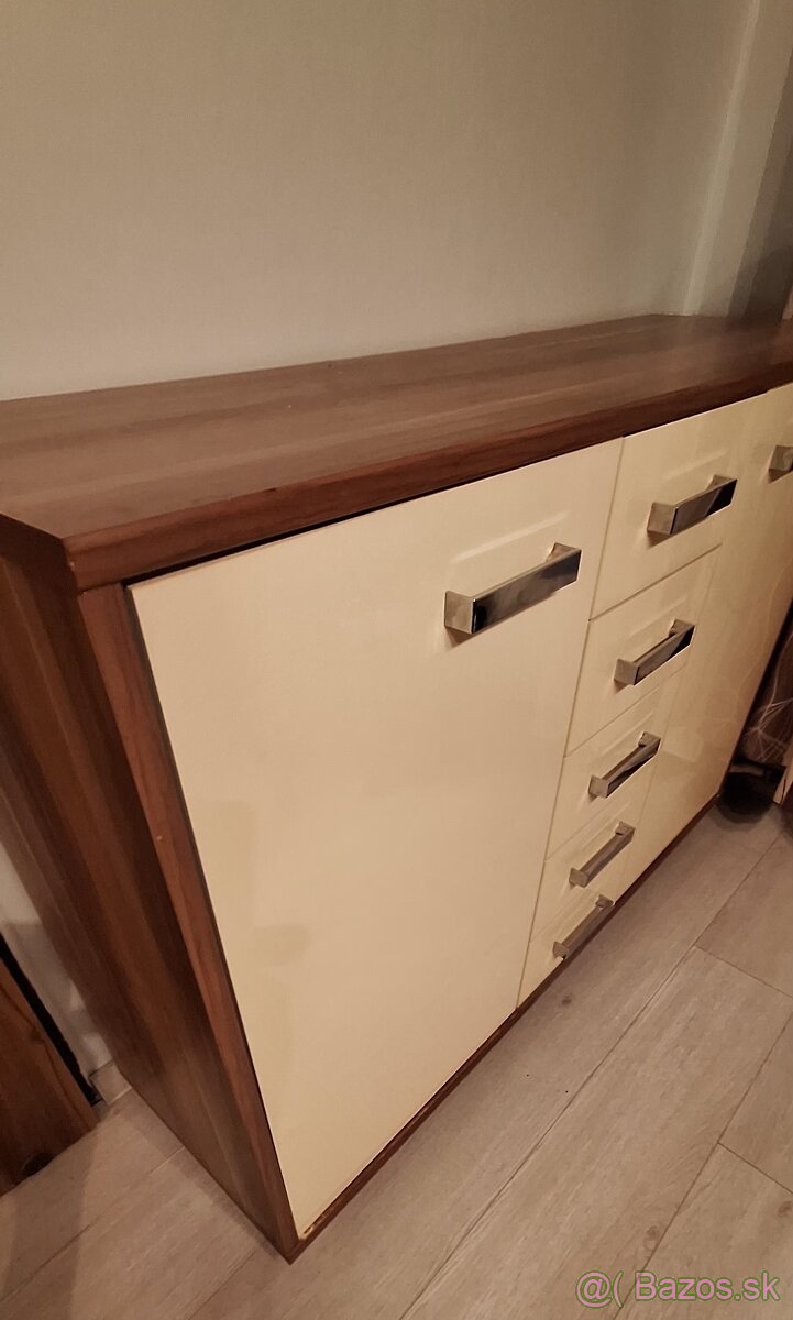 Komoda - 4