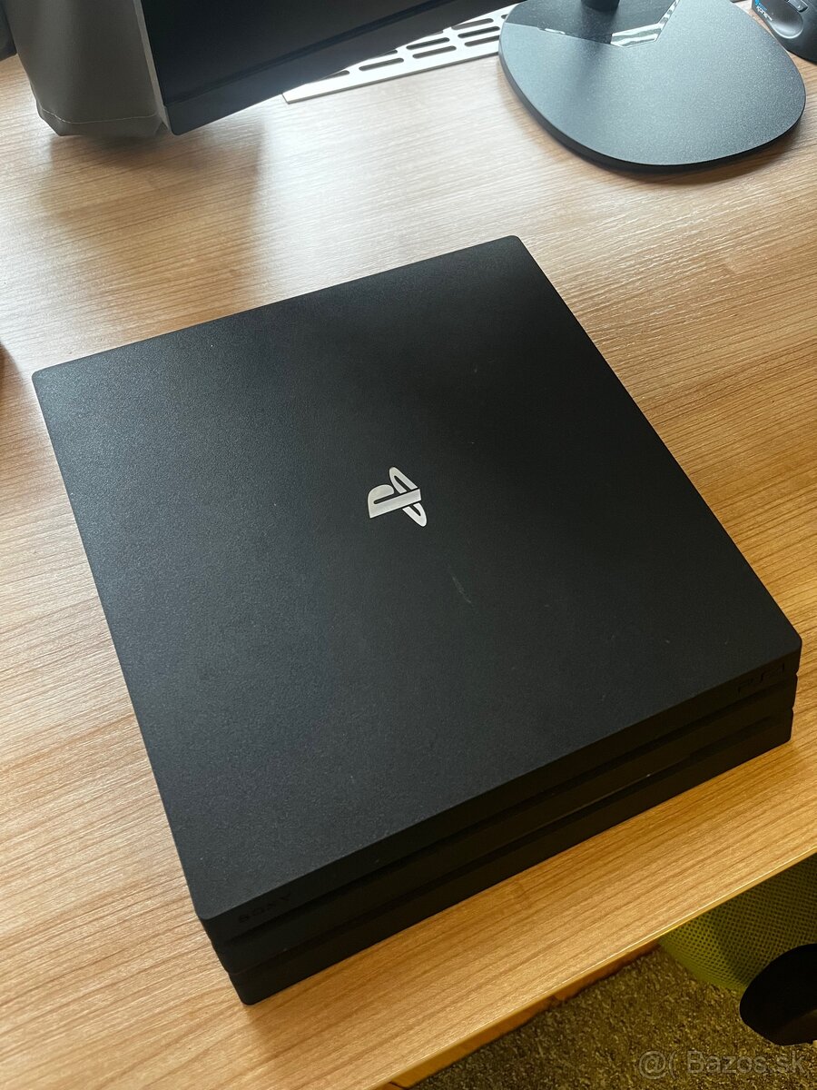 PS4 Pro 1Tb + dva ovládače + hry - 4