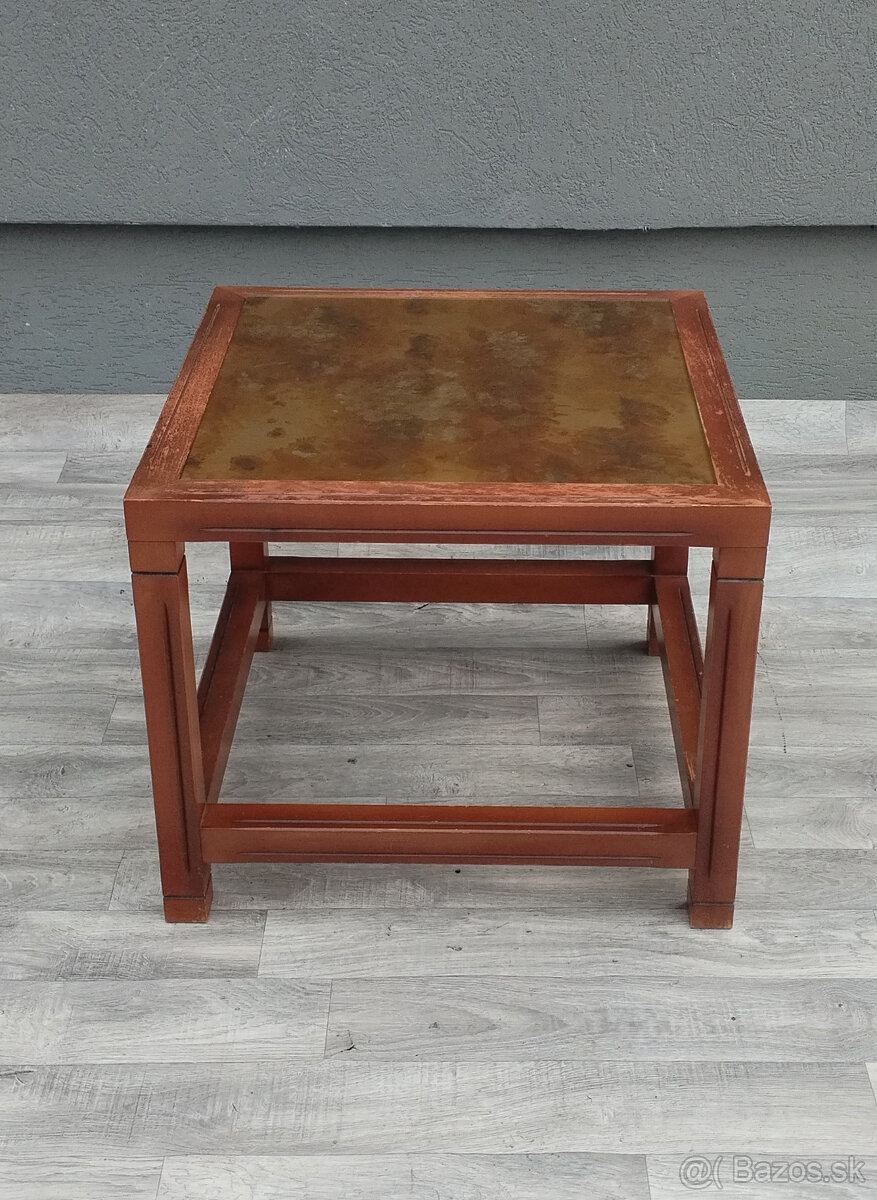 Stolík štvorcový s nadčasovým dizajnom. - 4