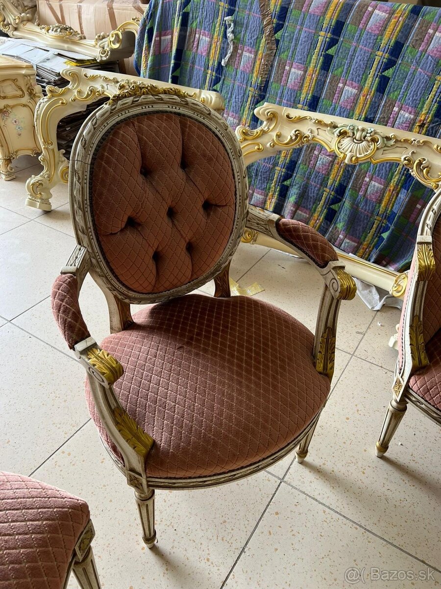 Staré sedenie so stolíkom. - 4