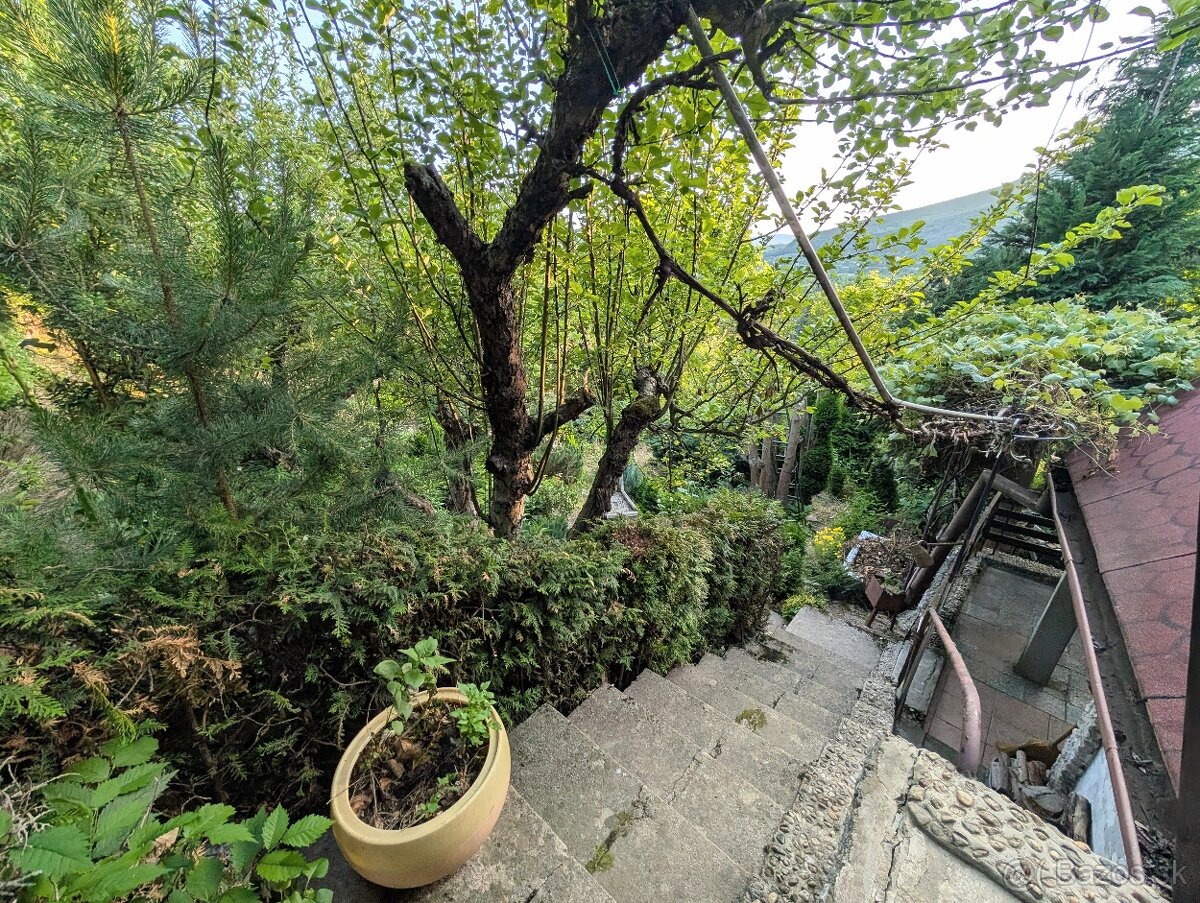 Murovaná chatka so záhradou - 4