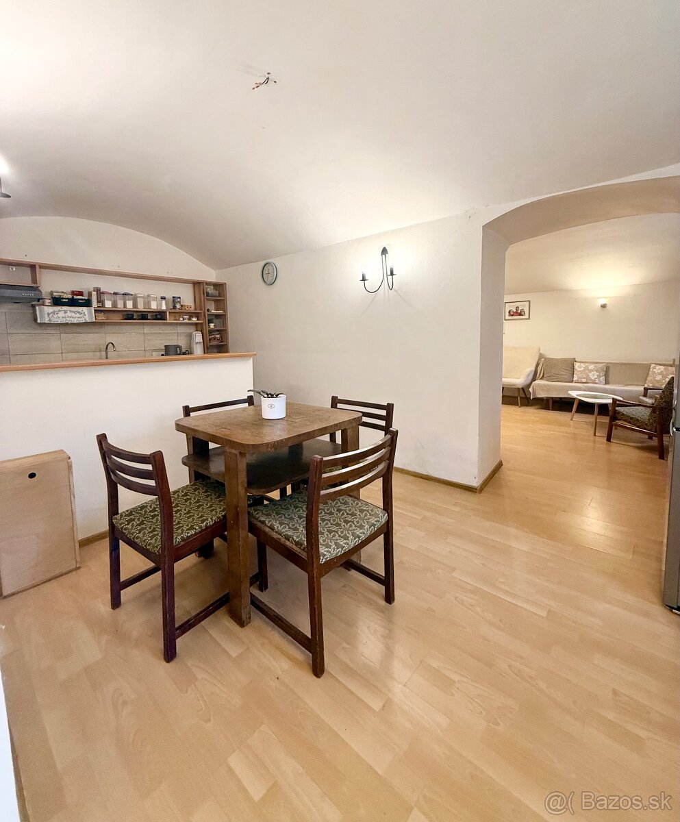 NA PREDAJ: 1- izbový byt v centre mesta Levoča - 53 m2 - 4