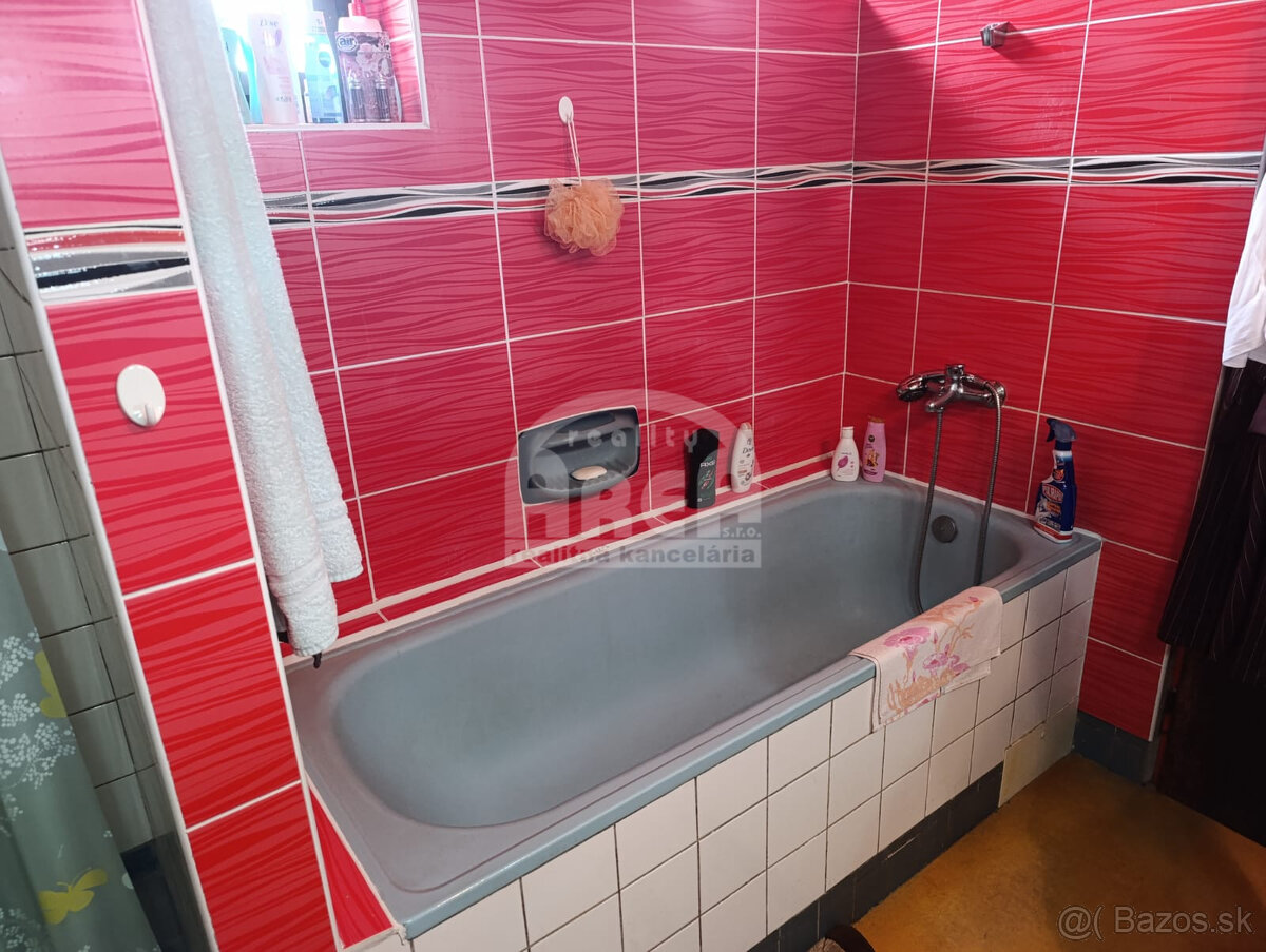 Priestranný rodinný dom v lukratívnej časti mesta Sobrance - 4