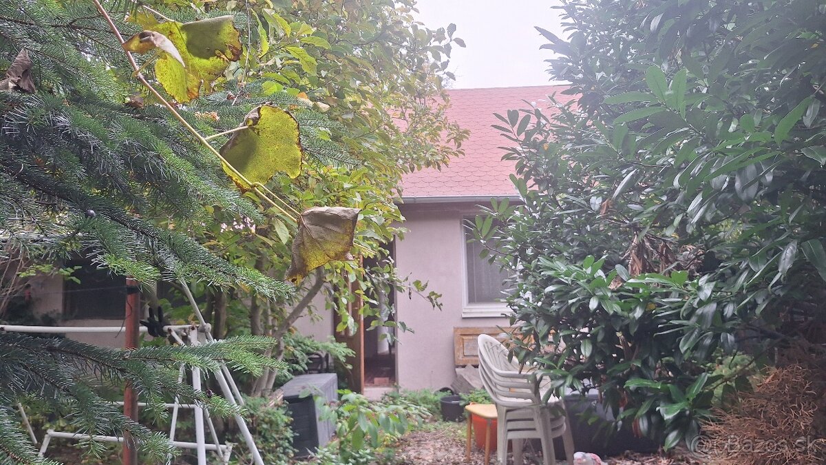 Stavebný pozemok 310m2 +chata so súp.číslom - 4