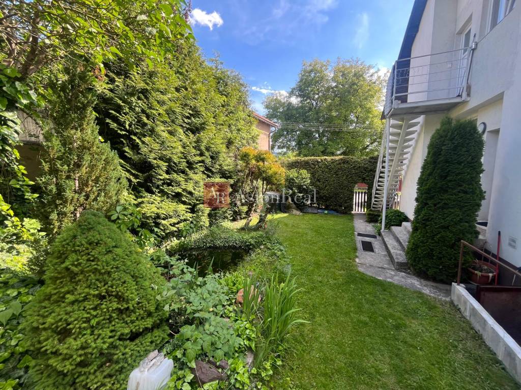 Rodinný dom s bazénom, altánkom, jazierkom, pozemok 617 m2, - 4