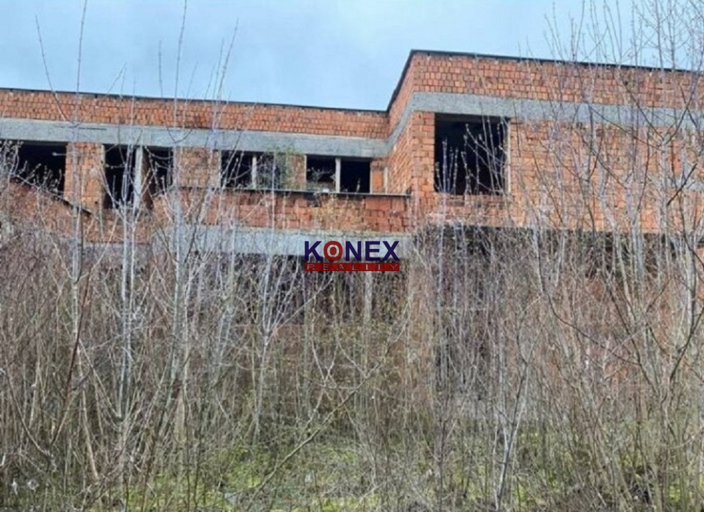 Na prenájom/predaj – priemyselné pozemky s budovami, Strážsk - 4