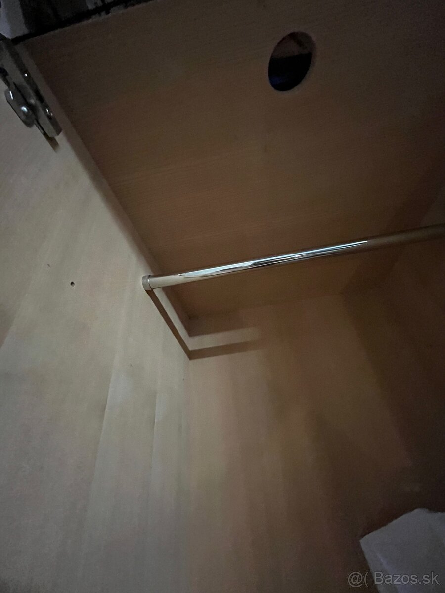 ŠATNÍKOVA SKRIŇA - 4