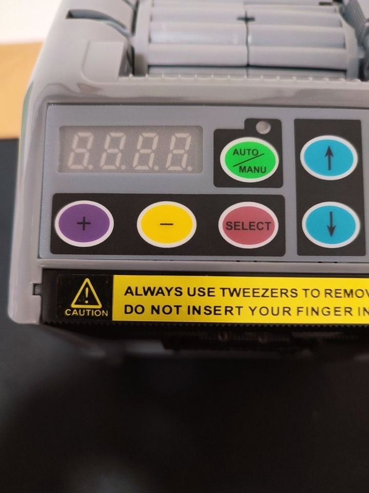 Automatický dávkovač pásek a řezač štítků - 4