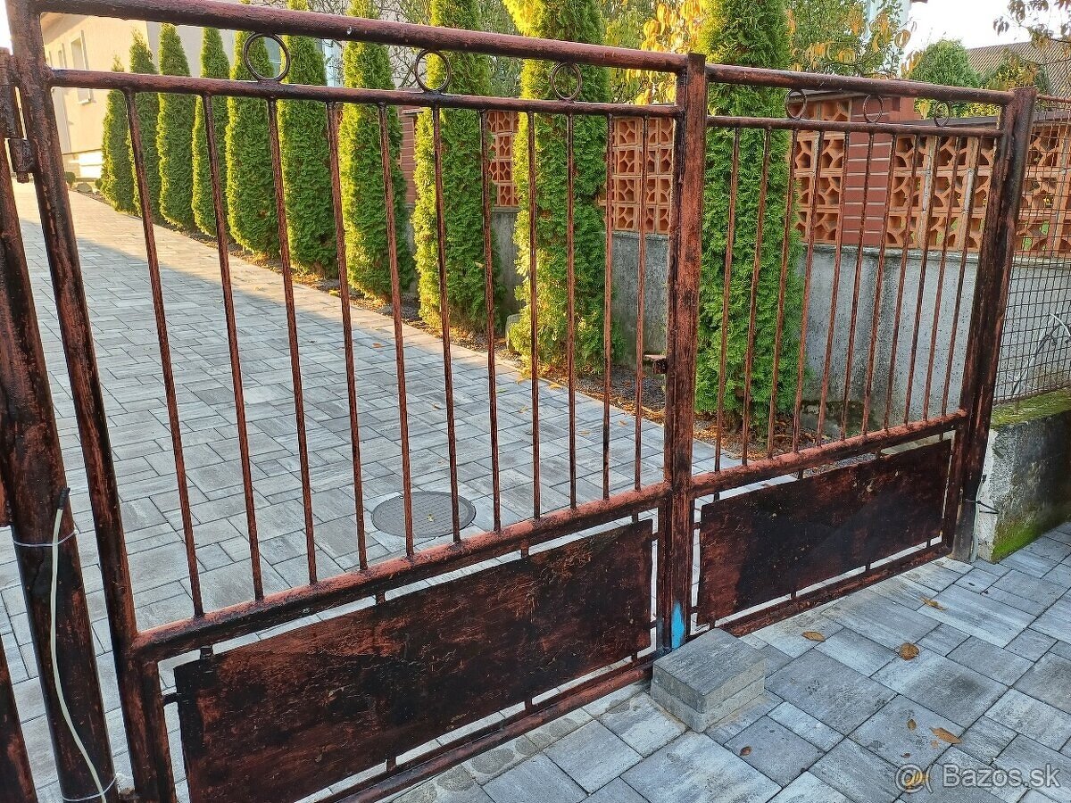 Predám dvojkrídlovú bránu + malá bránička. - 4