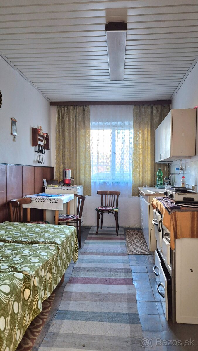 Exkluzívne ponúkame na predaj veľký 3.izbový byt s pozemkom. - 4