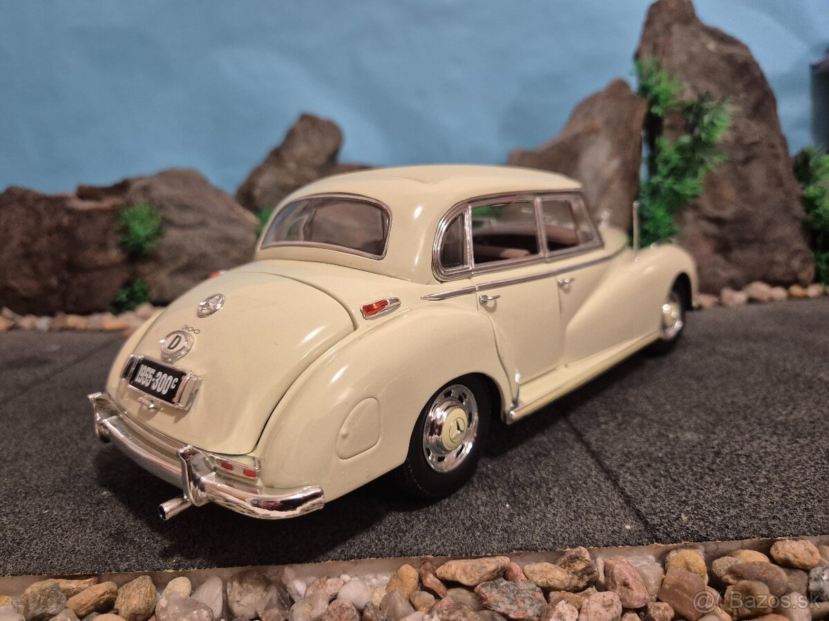 prodám model 1:18 mercedes benz 300C - 4