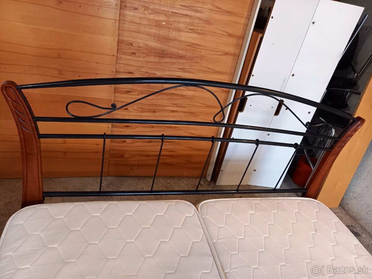 Čierna kovová posteľ s matracmi - 4