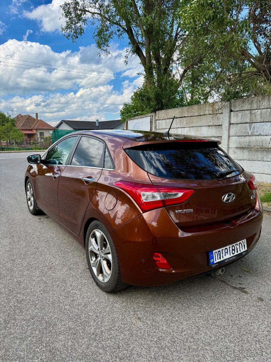 Predám Hyundai i30 1.6Crdi Automat - 4