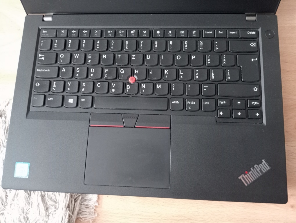 predám Lenovo Thinkpad t470 / Intel core i5 / 256gb ssd - 4