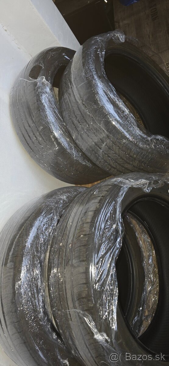 Predám 4× letné pneumatiky KUMHO CRUGEN HP71 235/50 R19 99H - 4