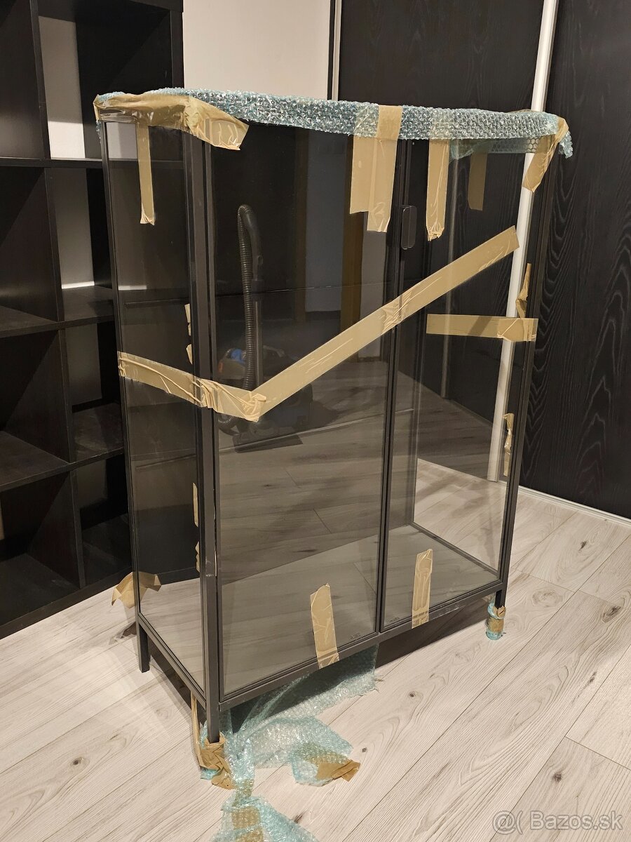 IKEA čierna vitrína - 4