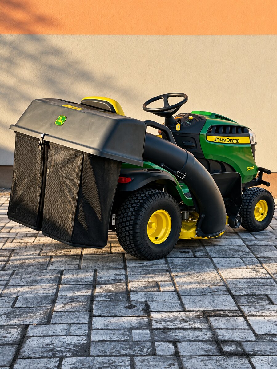 John Deere S240 – záhradný traktor - 4