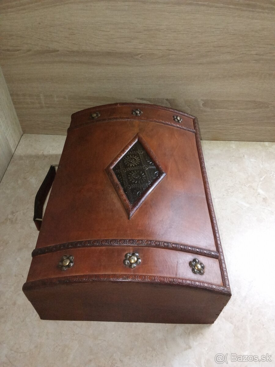 Príbor v drevenej truhlici + sada nožov - 4