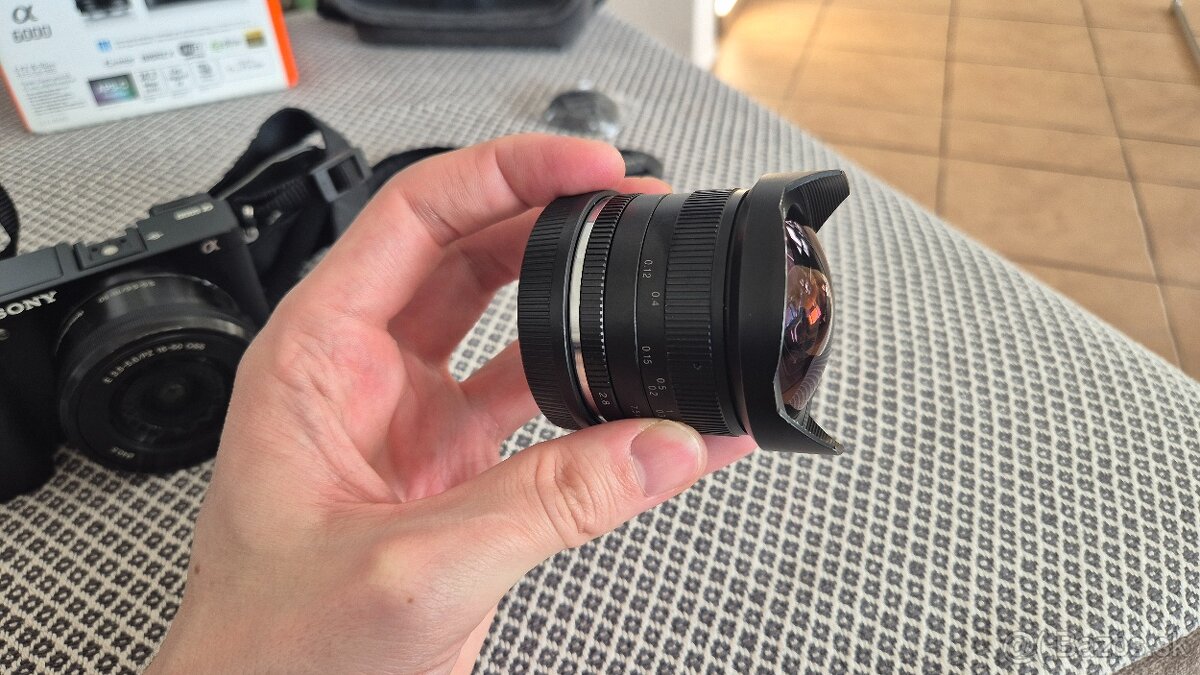 Sony Alpha 6000 s príslušenstvom a fish-eye objektívom - 4