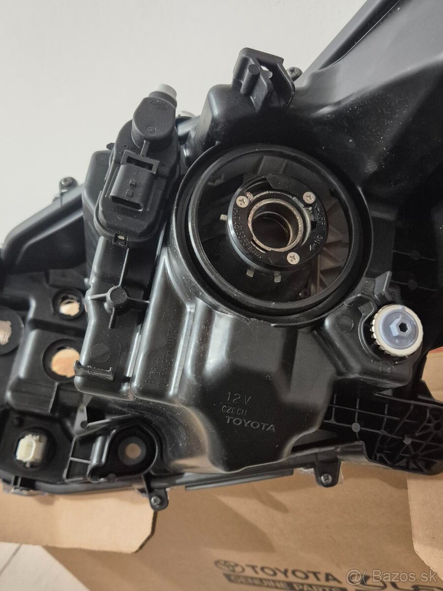 Pravé predné svetlo Toyota Hilux
