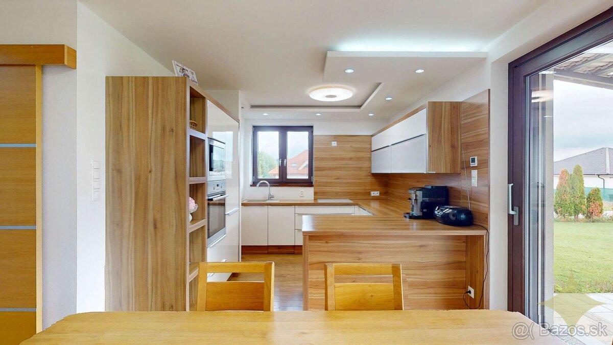 Priestranný dvojpodlažný 6-izbový rodinný dom v Malom Lapáši - 4