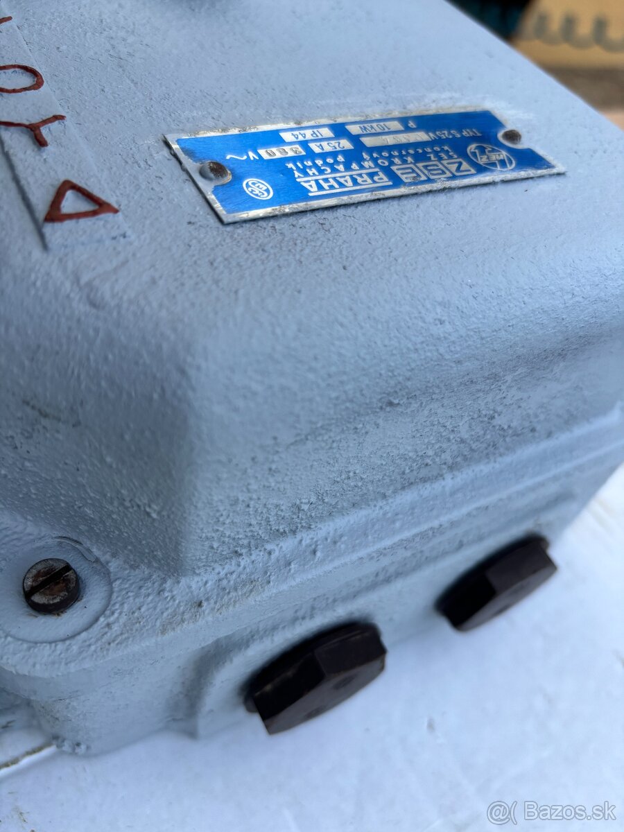 REVERZAČNÝ PREPÍNAČ Y/D - 4