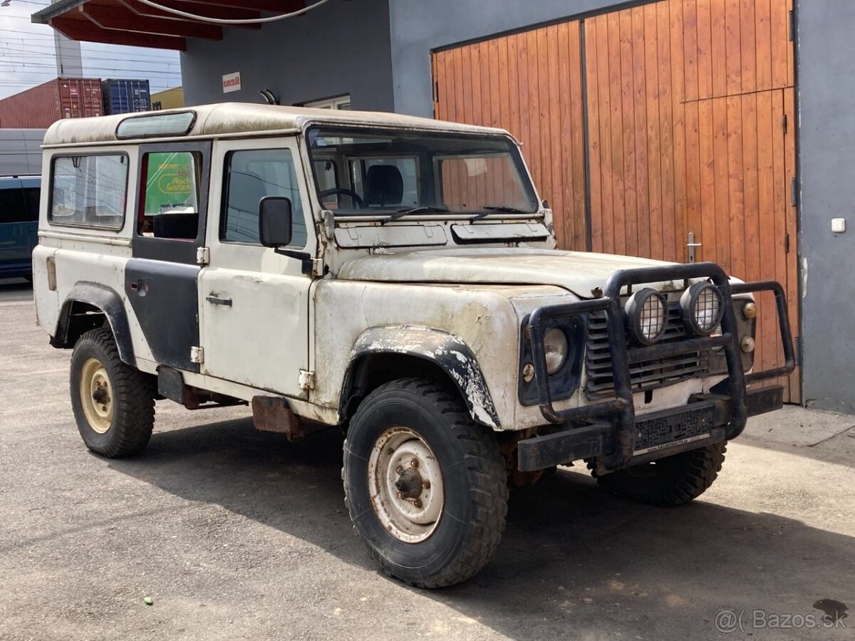 LAND ROVER DEFENDER 2,5D 9MÍST 1989